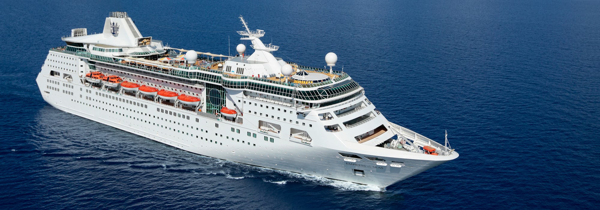 Bild snett från ovan på fartyget Empress of the Seas som kryssar sig fram i vattnet.