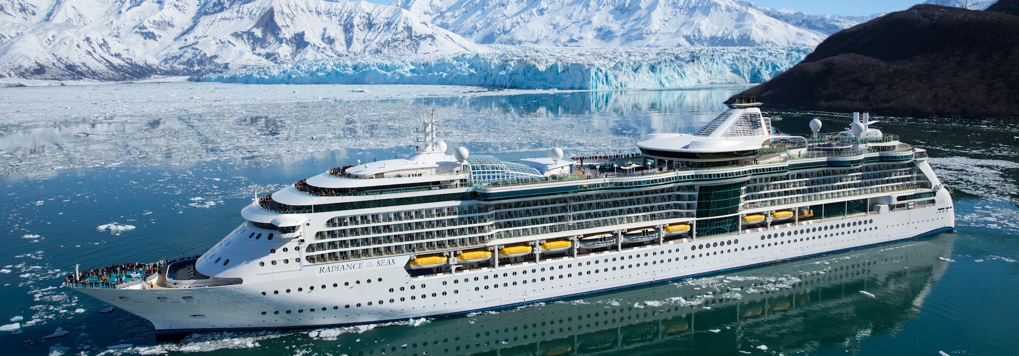 Radiance of the Seas kryssar sig fram i Alaskas vackra natur.