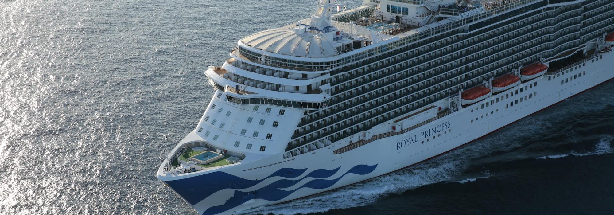 Bild snett från sidan på fartyget Royal Princess.