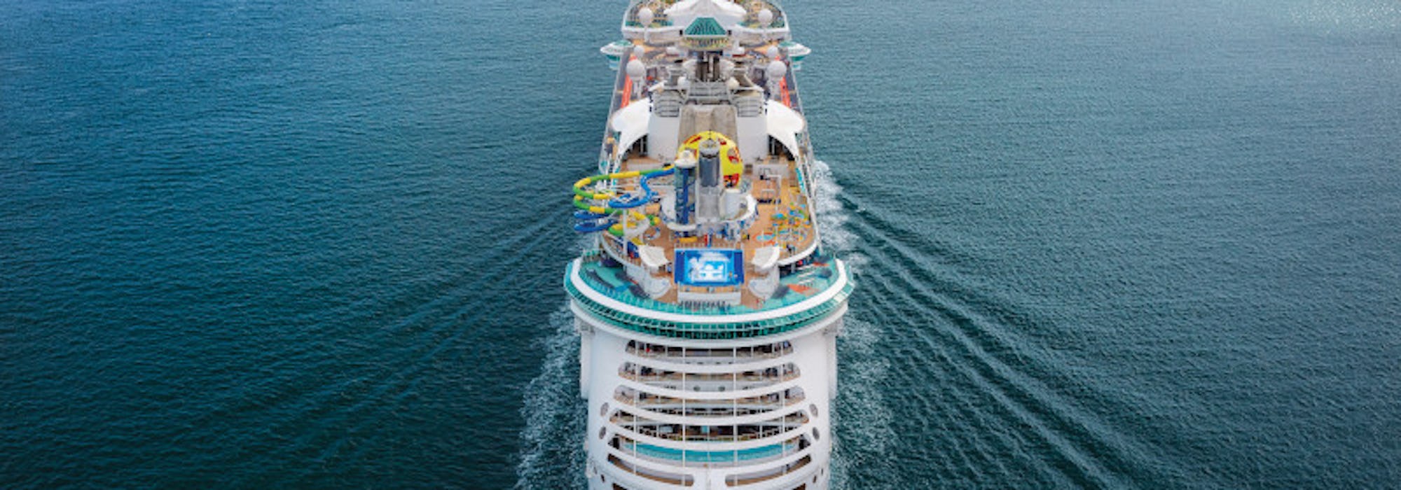 Bild tagen bakifrån på Independence of the Seas som kryssar på öppet hav.