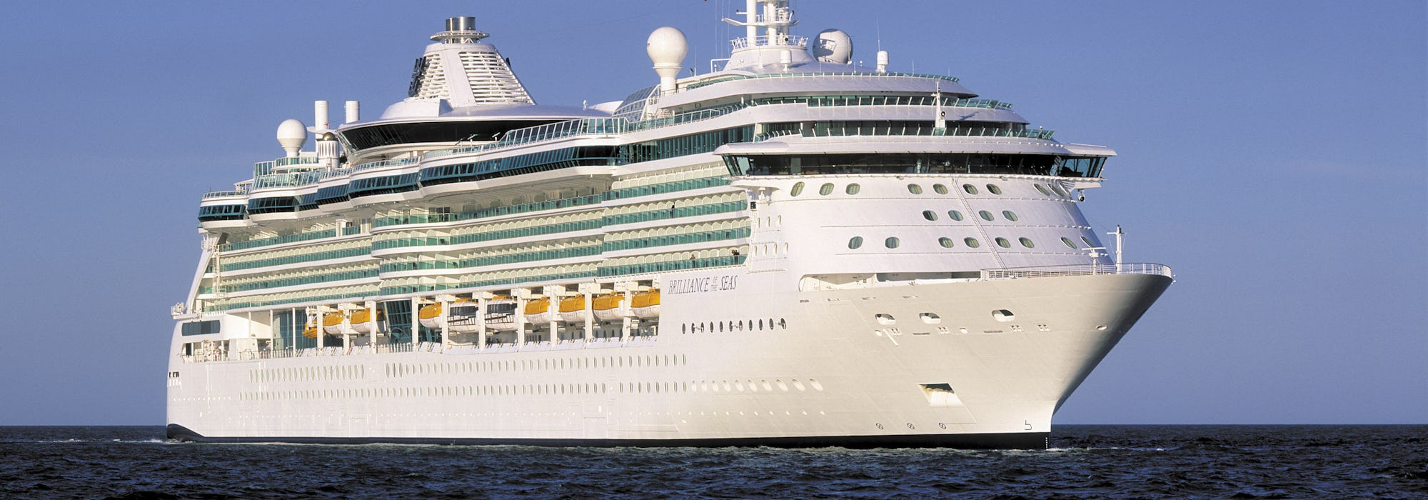 Bild på Brilliance of the Seas tagen framifrån när fartyget kryssar fram på öppet hav.