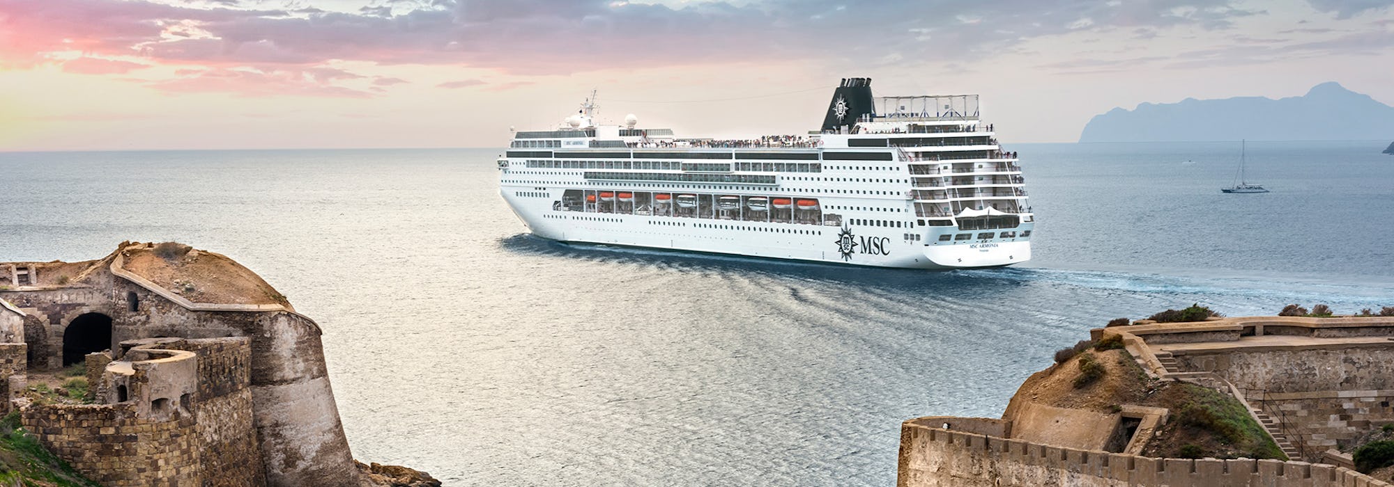 Fartyget MSC Armonia utanför en kust i Medelhavet.