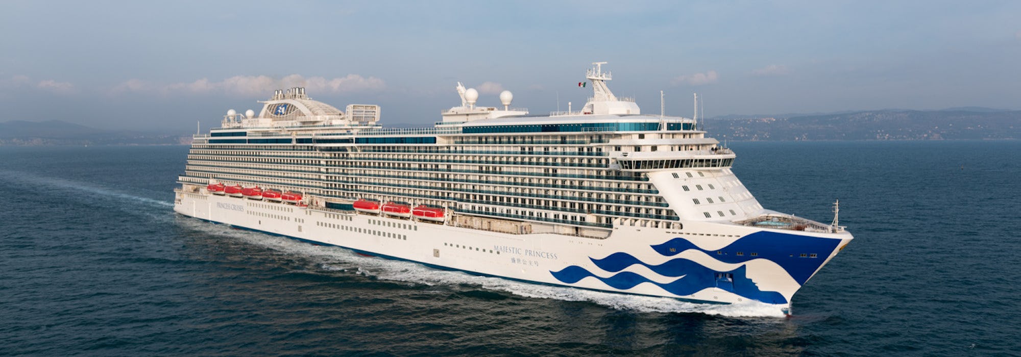 Fartyget Majestic Princess kryssar fram i vattnet.