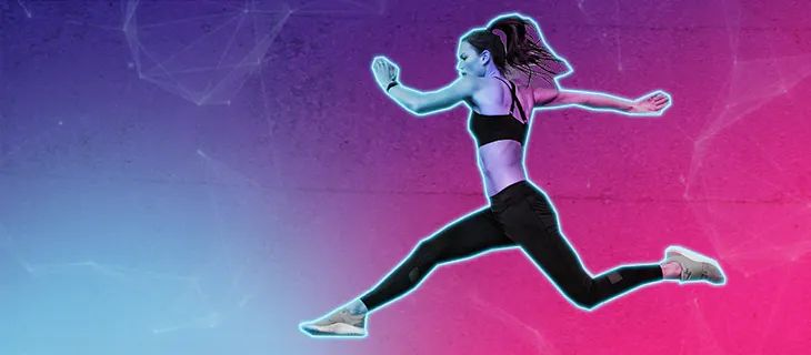 Mujer corriendo al aire libre, beneficiándose de un seguro para deportistas contra lesiones deportivas. - Sur One