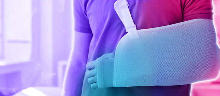 Persona con seguro contra accidentes inmobilizada el brazo - Sur One