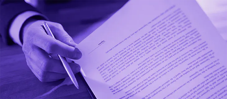Persona leyendo un contrato de una póliza de seguros - Sur One