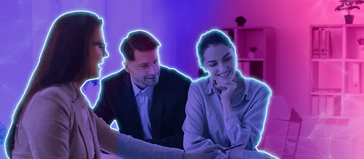Grupo de profesionales discutiendo opciones de seguros en una reunión empresarial