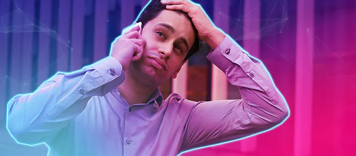 Hombre llamando a su seguro por un siniestro - Sur One