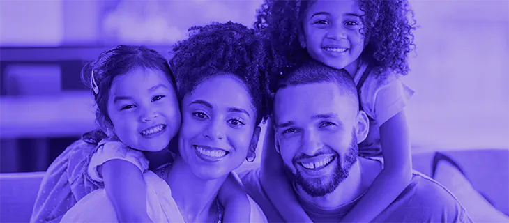 Familia feliz con su seguro - Sur One