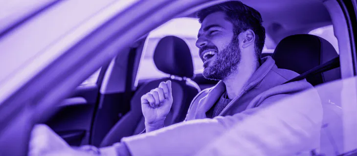 Hombre feliz manteniendo un seguro vehicular - Sur One