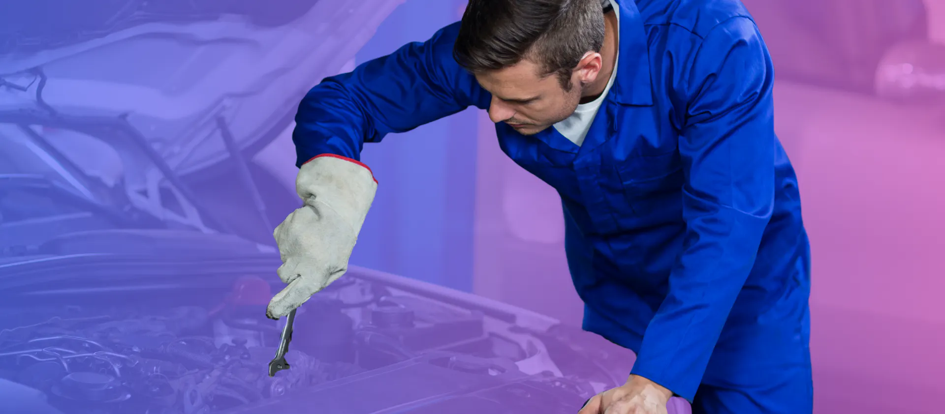 Mantenimiento de carro realizado por un mecánico que revisa y repara el motor de un vehículo en un taller automotriz, utilizando herramientas para verificar sus componentes.