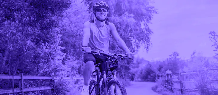 Hombre en bicicleta en la naturaleza