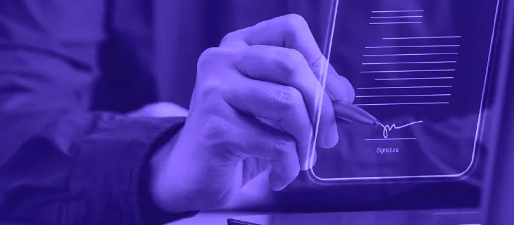 Persona firmando un contrato digital para un seguro - Sur One