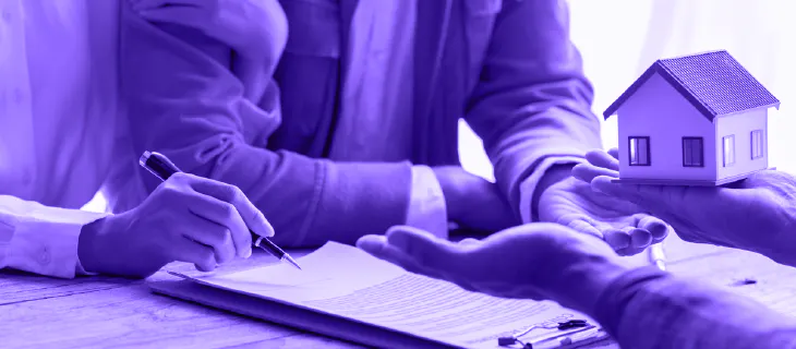 Personas firmando contrato, seguro de hogar en Ecuador