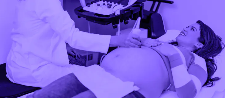 Doctor revisando a paciente embarazada con su seguro medico - Sur One