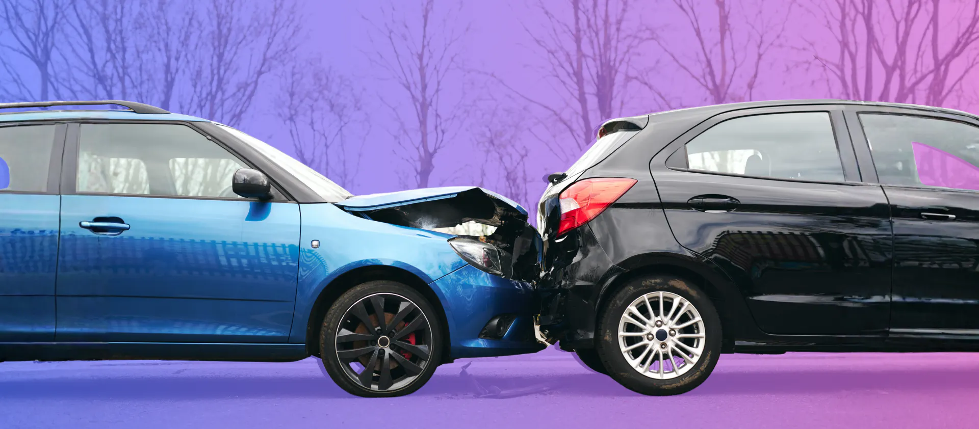 Choque de autos entre un vehículo azul y uno negro tras una colisión frontal por alcance,Pasos para activar un seguro vehicular en Ecuador tras un choque.