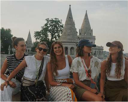 Grupo de amigos disfrutando su interrail en el Bastión de los Pescadores, Budapest