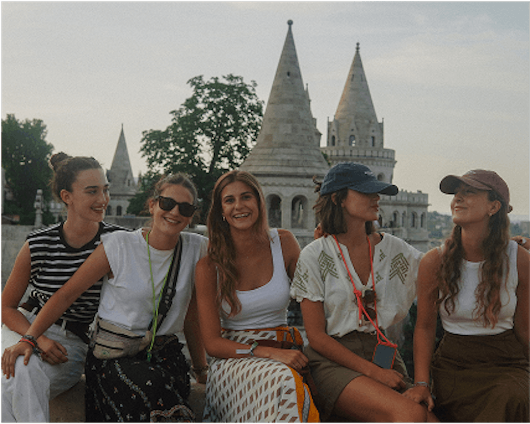 Grupo de amigos disfrutando su interrail en el Bastión de los Pescadores, Budapest