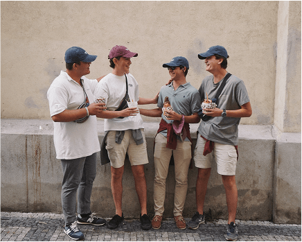 Viajeros survivors descansando durante su ruta interrail por Europa