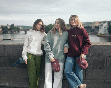Amigas con sudaderas Survivors en su viaje interrail por Praga