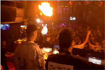 DJ en fiesta exclusiva Survivors durante temporada de interrail