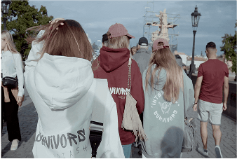 Survivors explorando las calles de Budapest en su aventura interrail