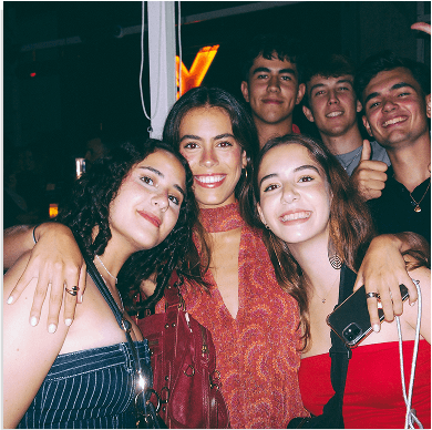 Jóvenes survivors celebrando en las mejores fiestas de su ruta interrail