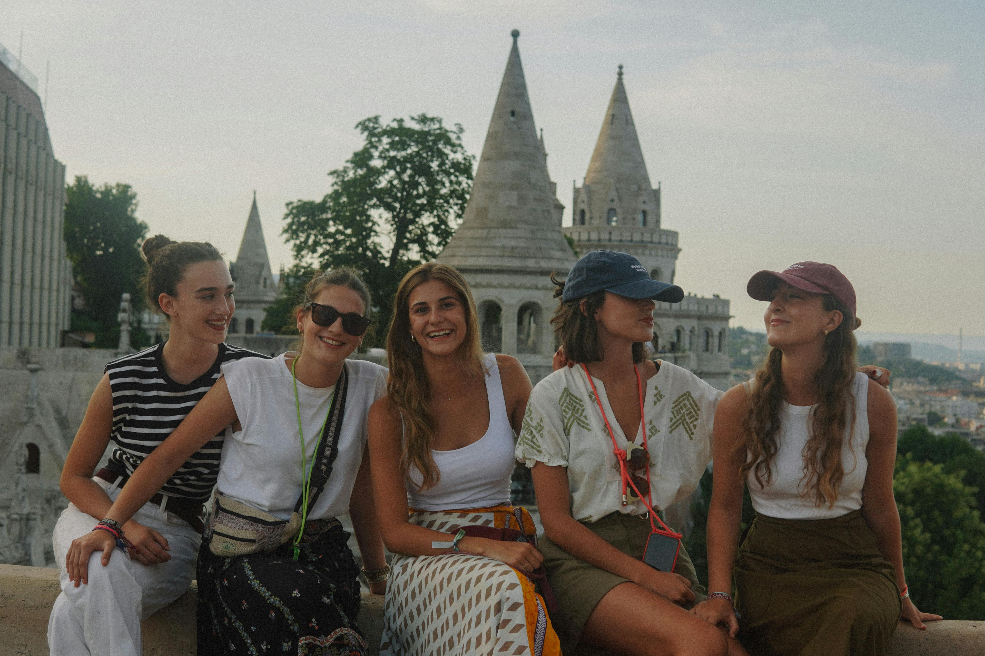 Grupo de amigos disfrutando su interrail en el Bastión de los Pescadores, Budapest