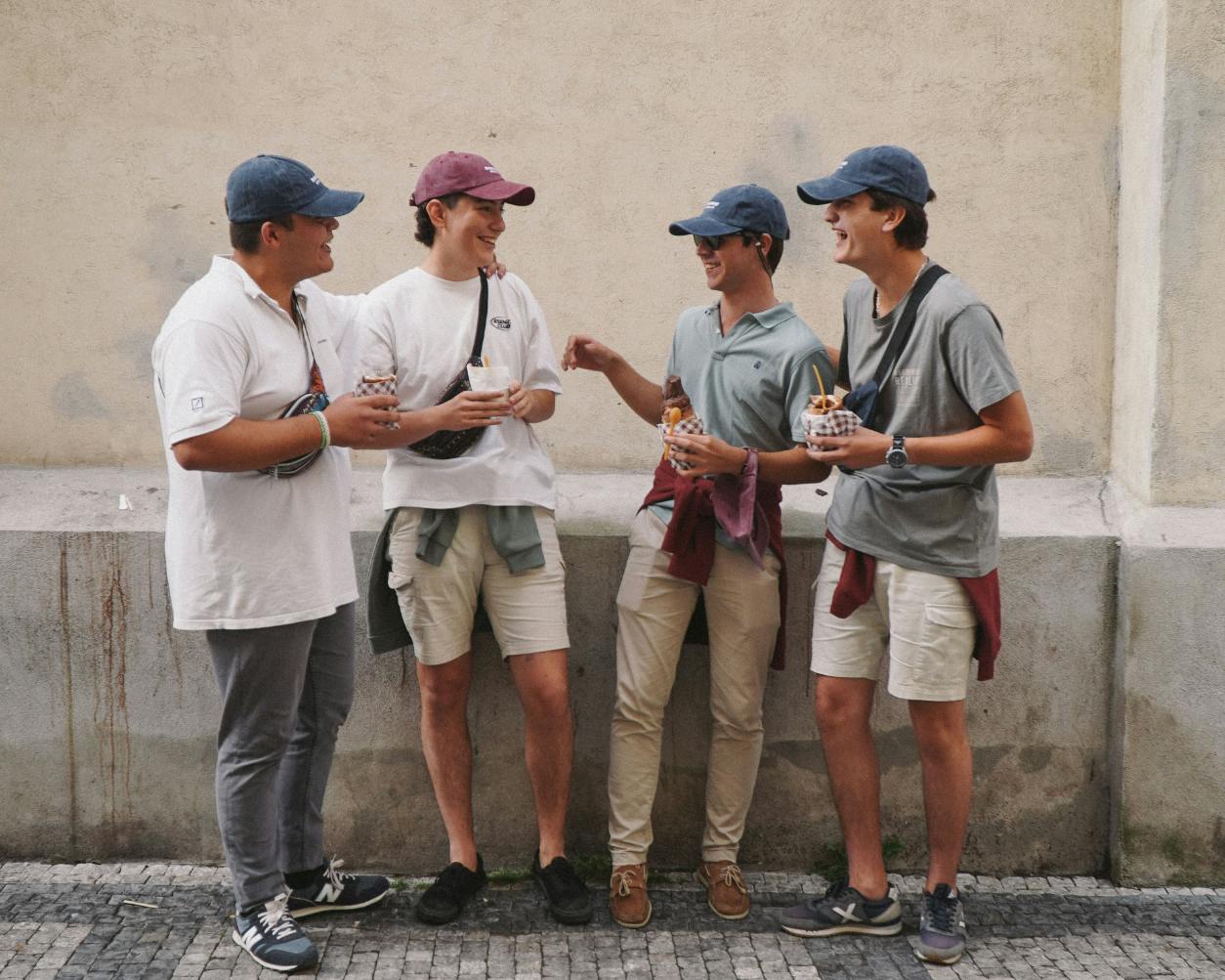Viajeros survivors descansando durante su ruta interrail por Europa