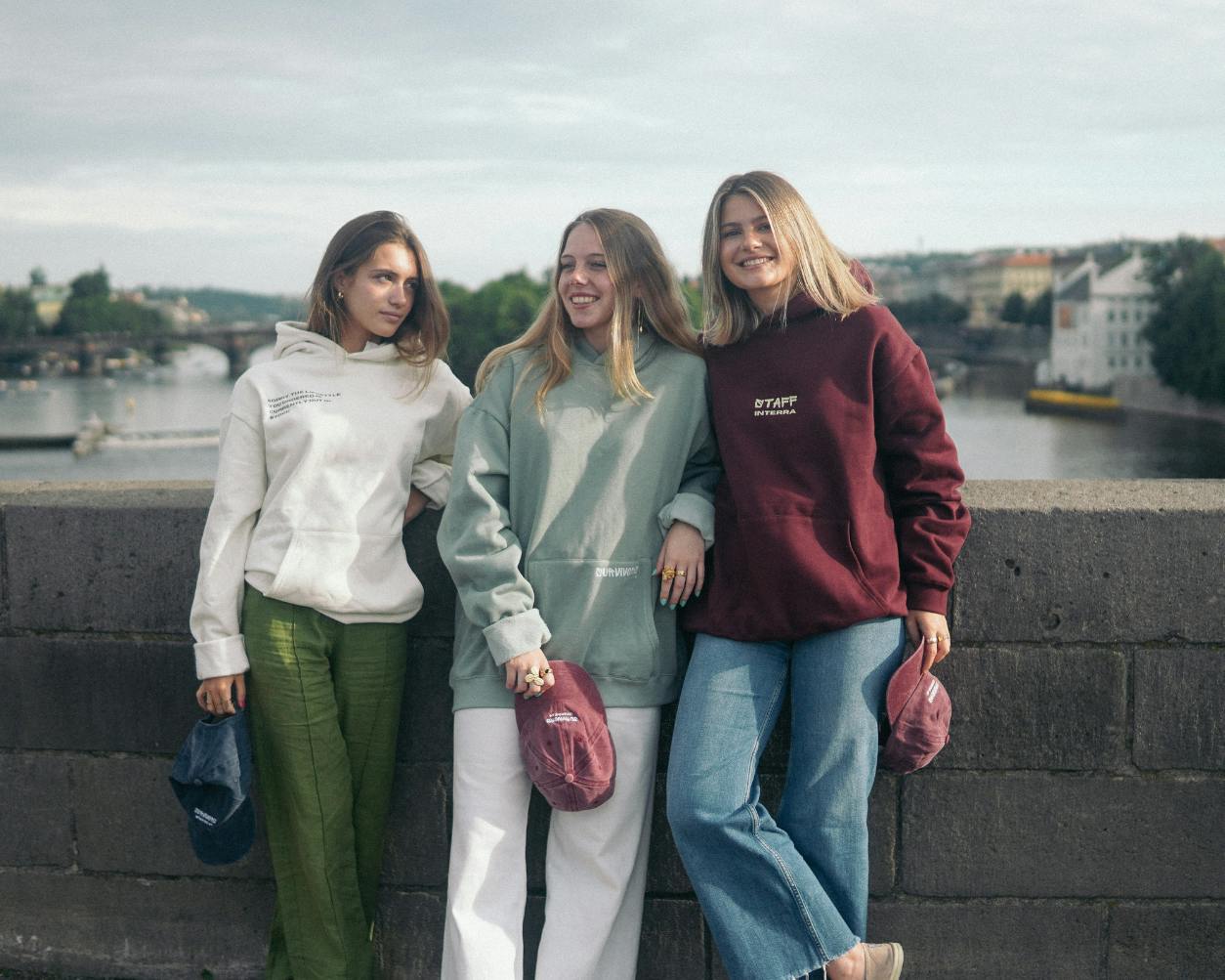 Amigas con sudaderas Survivors en su viaje interrail por Praga