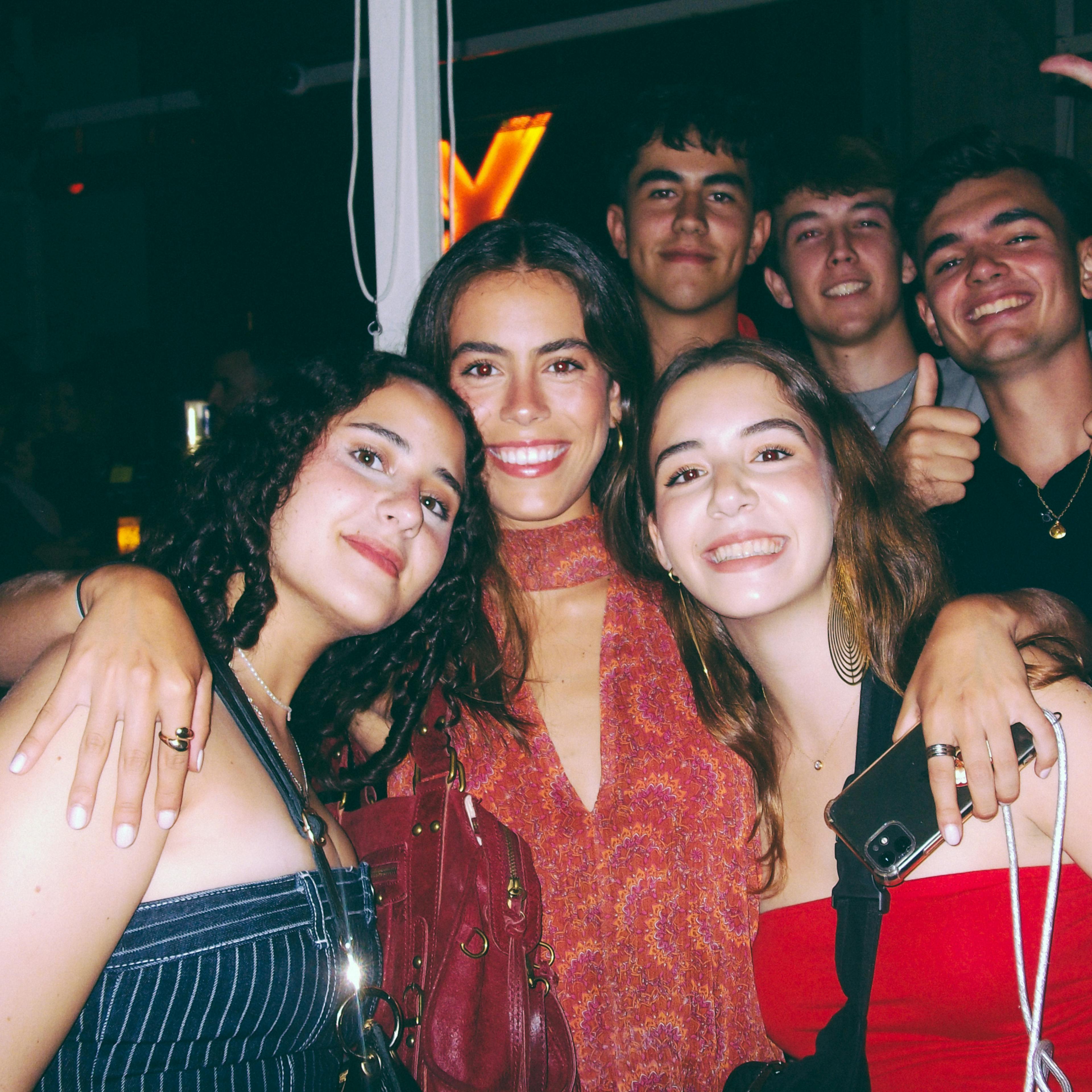 Jóvenes survivors celebrando en las mejores fiestas de su ruta interrail