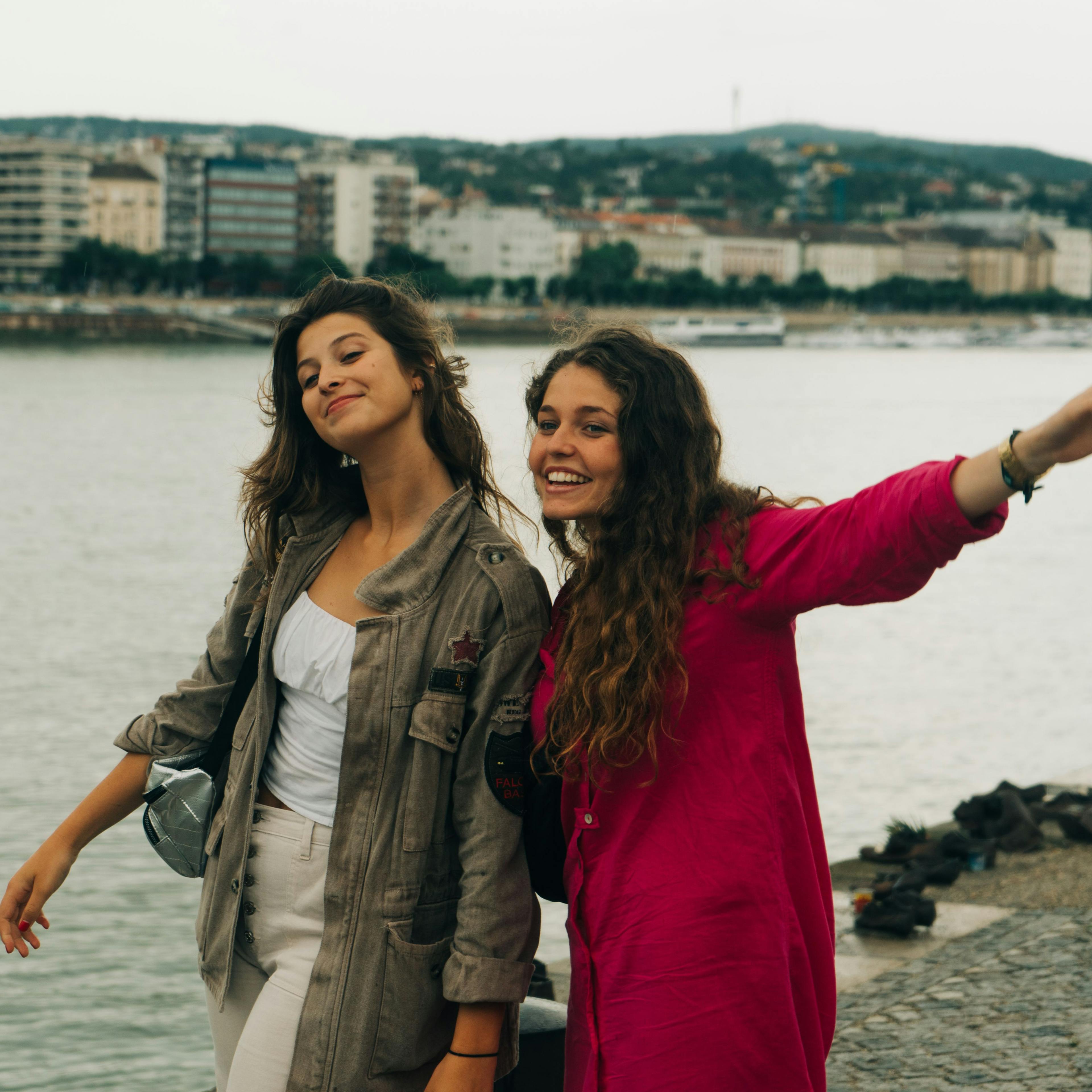 Dos amigas viajeras de Survivors dando un paseo durante su ruta Interrail