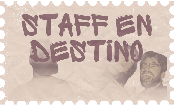 Un sticker donde pone la palabra "Staff en destino" con un staff de survivors dentro de el en una ilustración