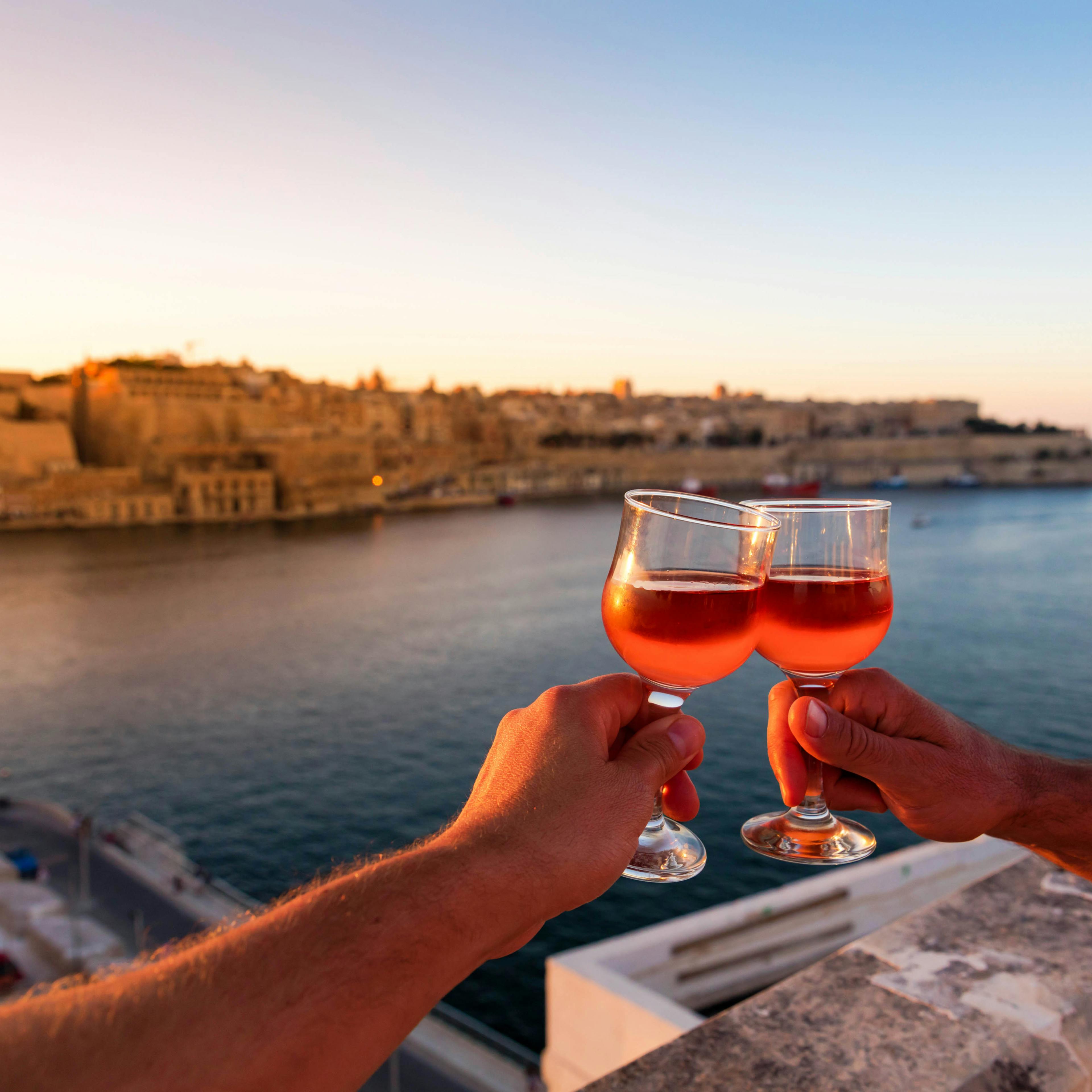 Jóvenes survivors celebrando en las mejores fiestas de su ruta interrail