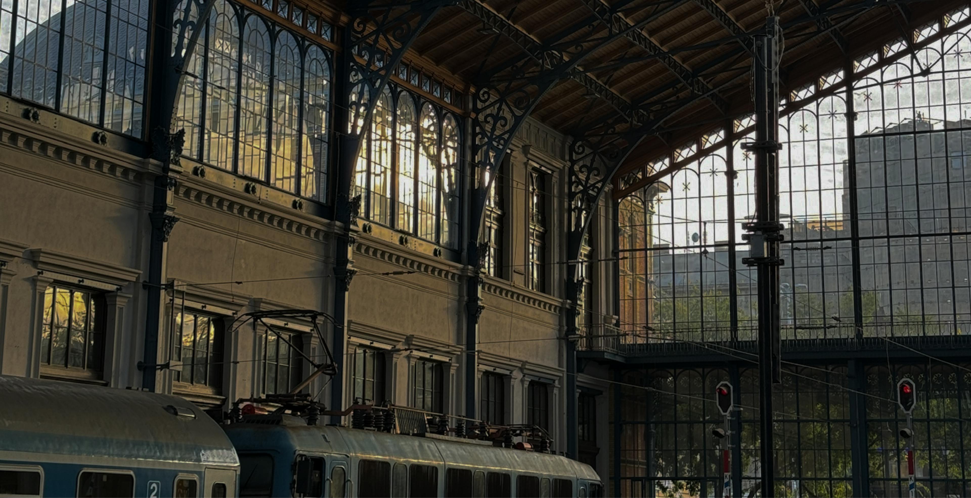 Estación de tren europea, punto de partida para aventuras interrail
