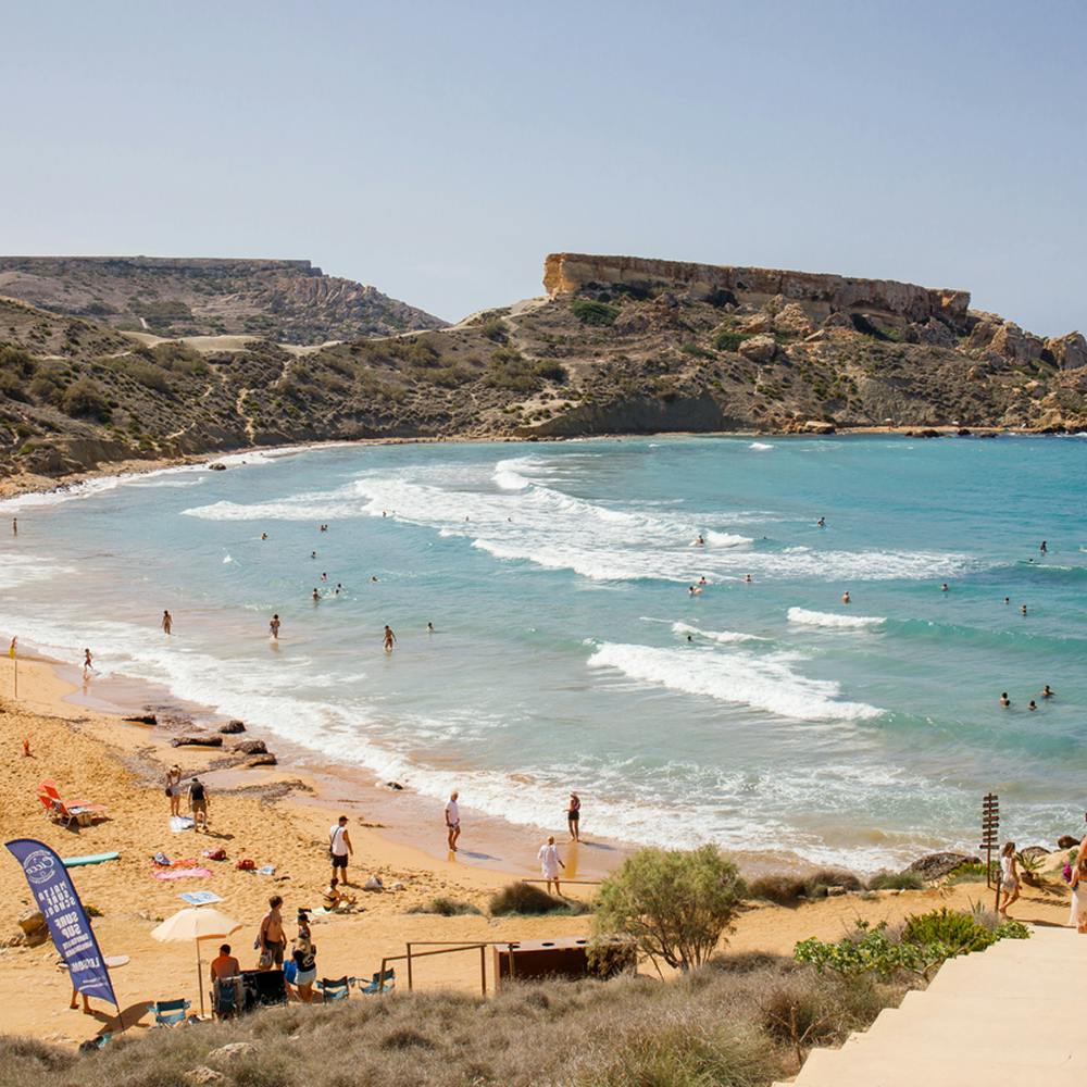 Velero en Blue Grotto Malta, excursión incluida en viaje Survivors de 7 días