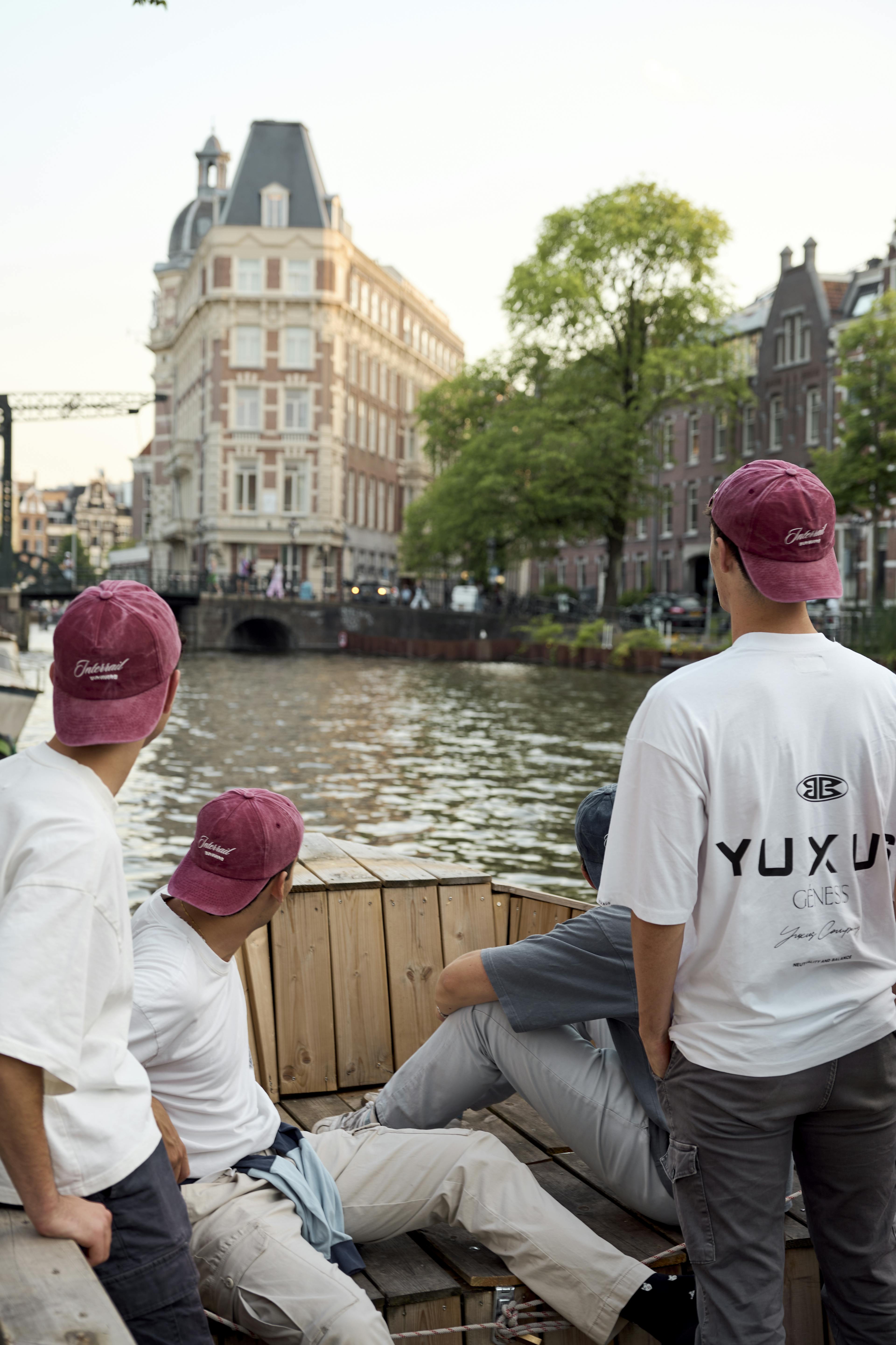 Viajeros Survivors disfrutando de un paseo en barco por los canales de Ámsterdam