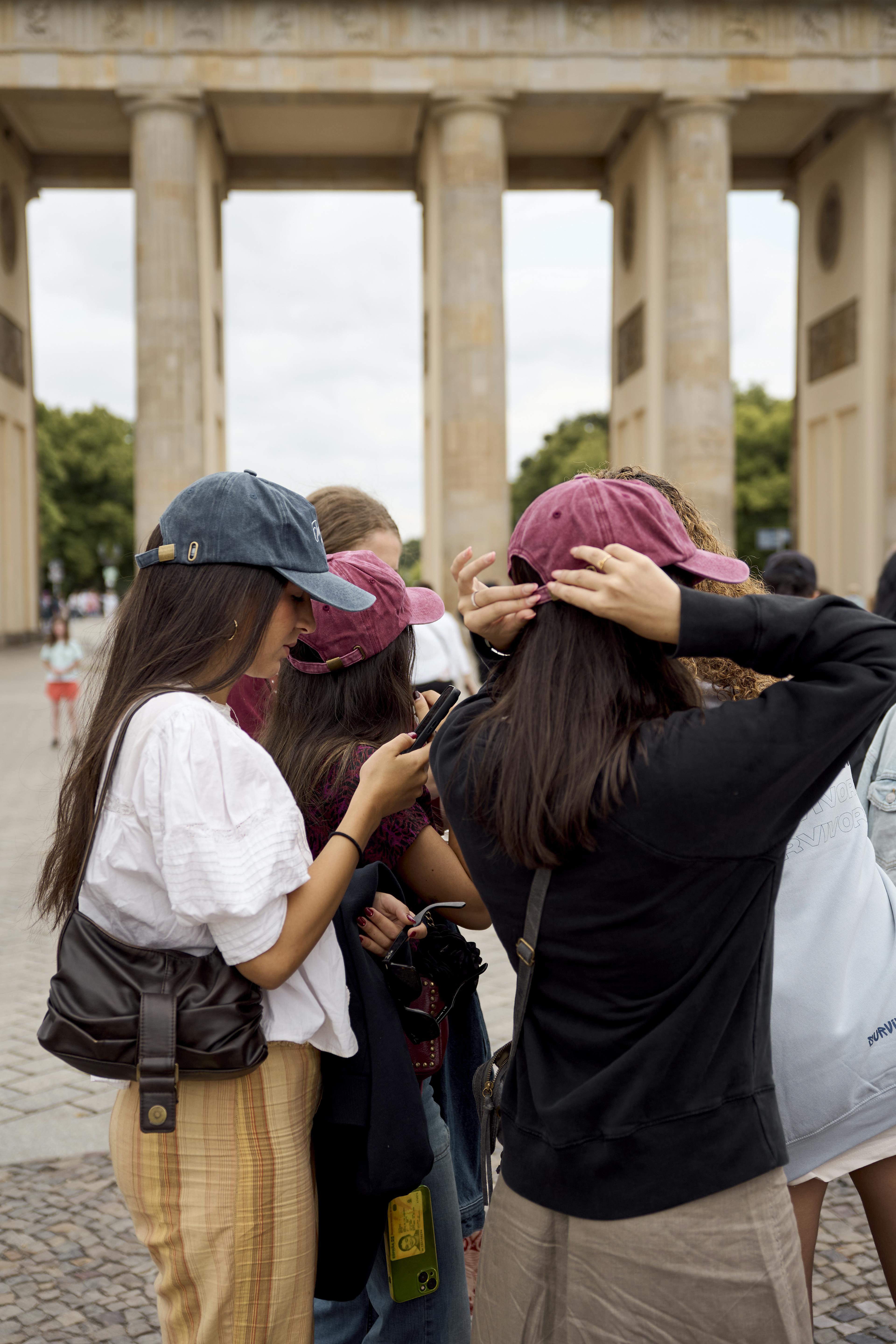 Las viajeras Survivors posan frente a la emblemática Puerta de Brandeburgo en Berlín