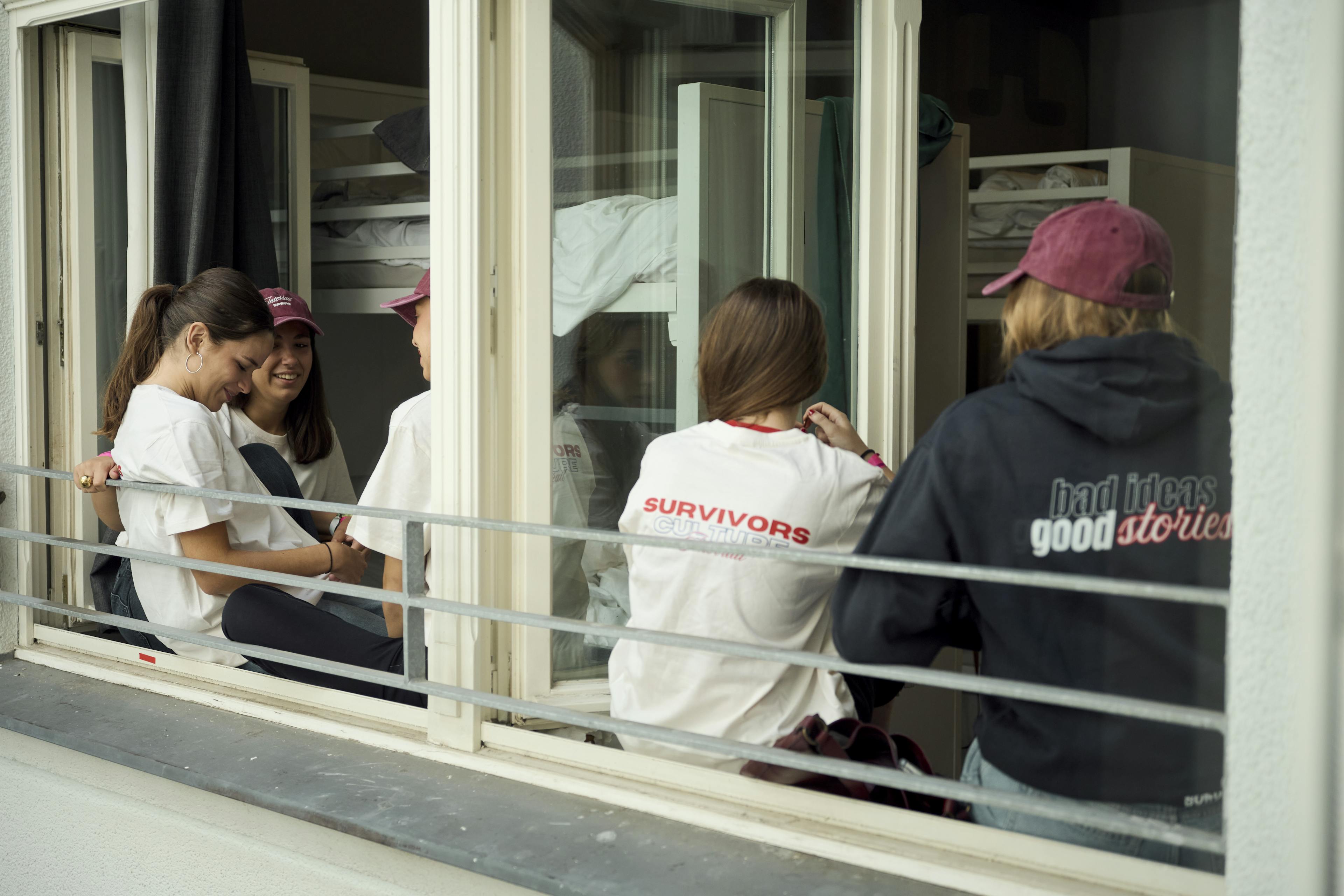 Las chicas sentadas en la ventana de su alojamiento en Berlín
