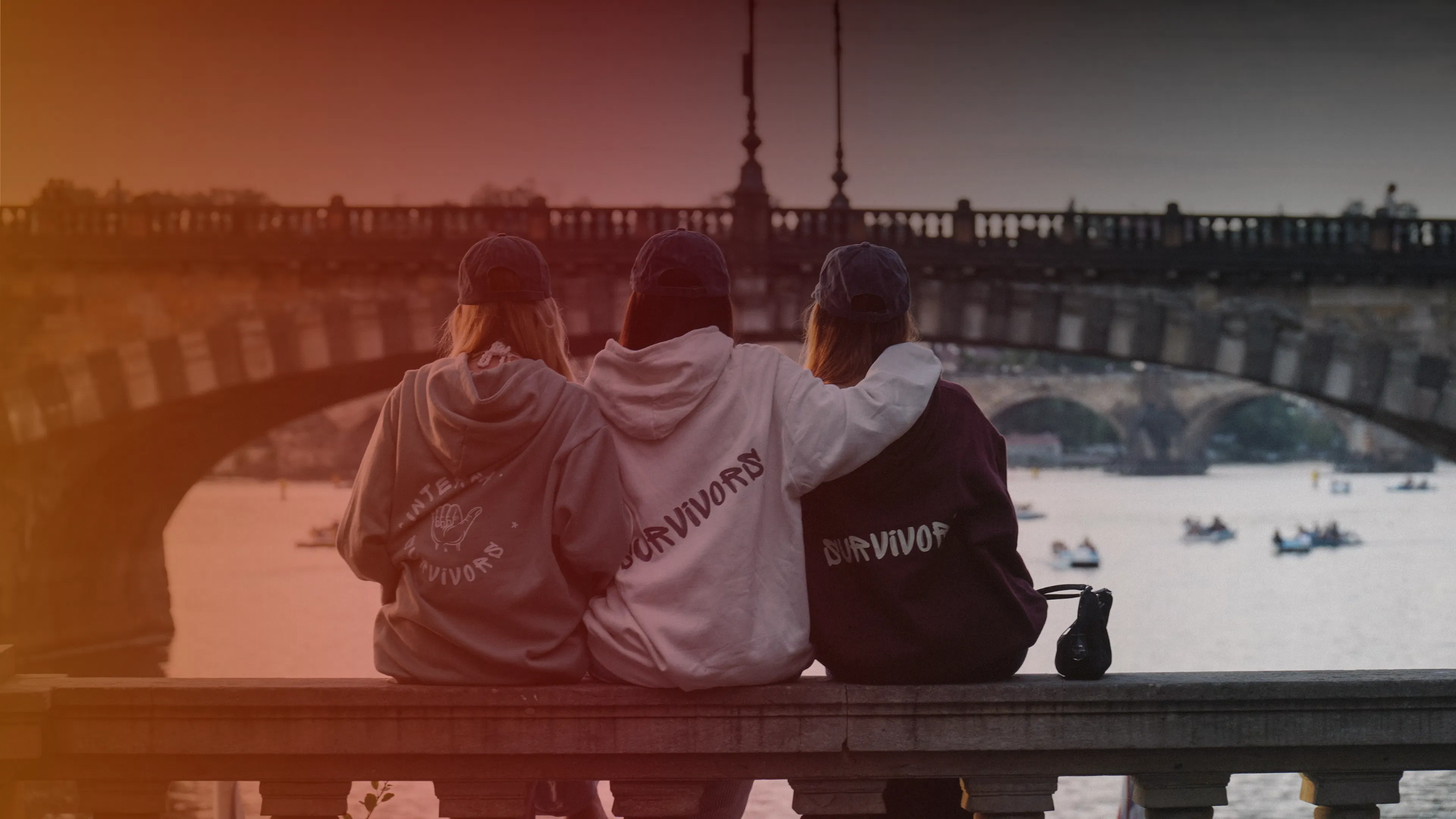 Survivors disfrutando atardecer en Praga, momentos únicos del interrail