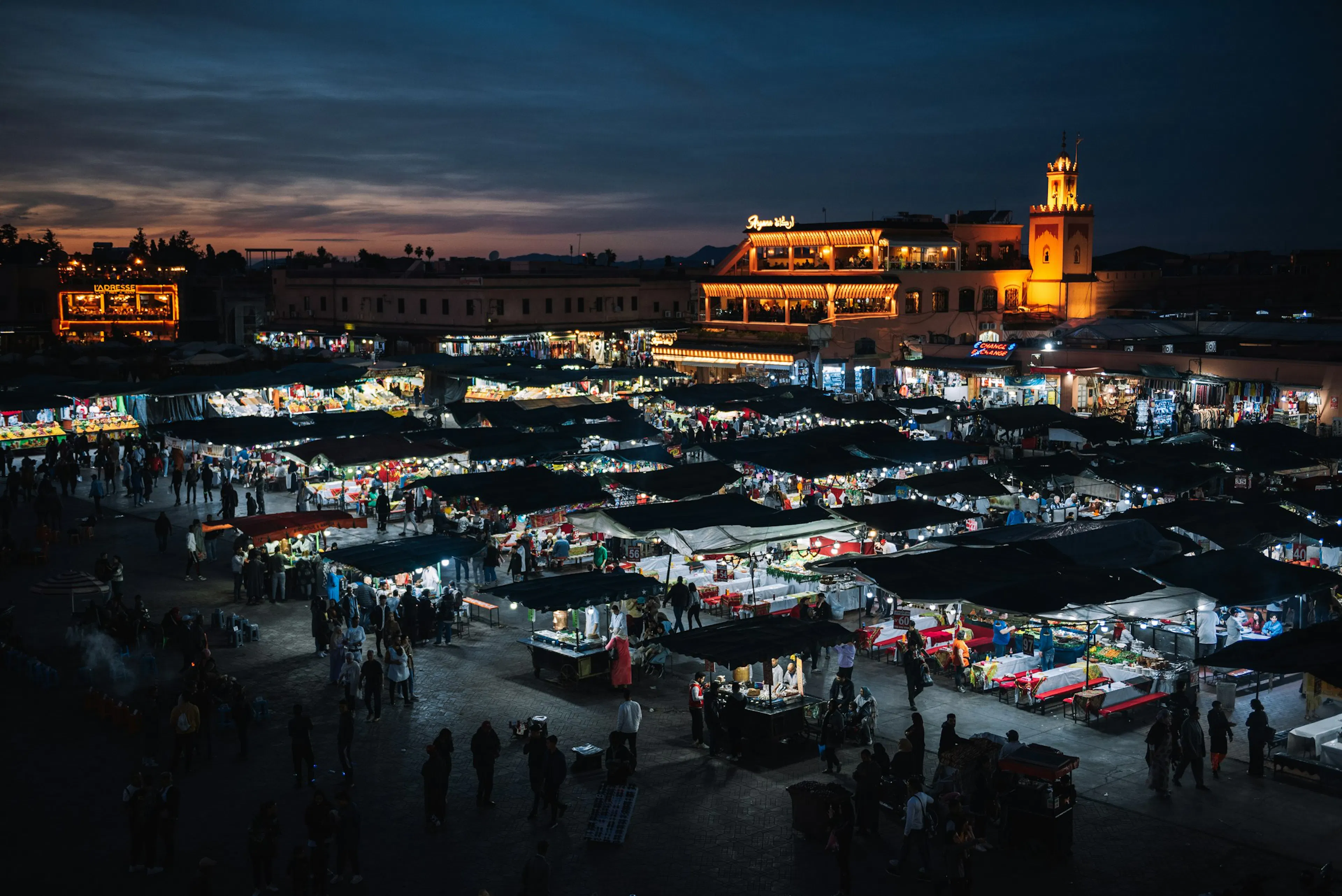 Vista aérea nocturna de la plaza Jemaa el-Fna en Marrakech