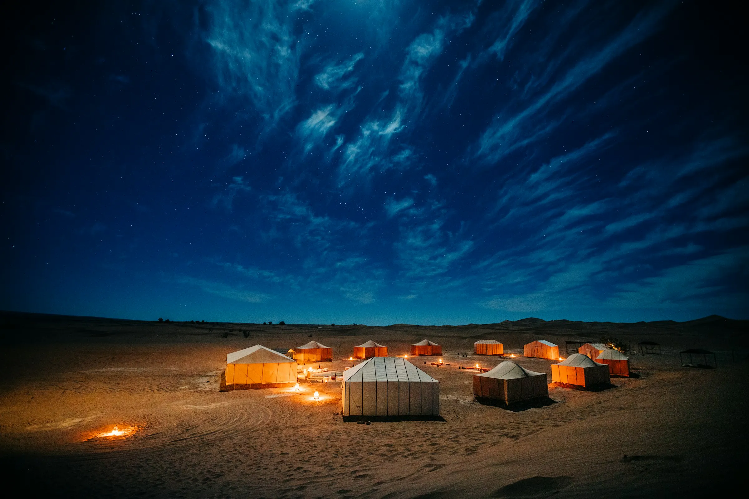 Jaima bereber en pleno desierto bajo el cielo azul del atardecer