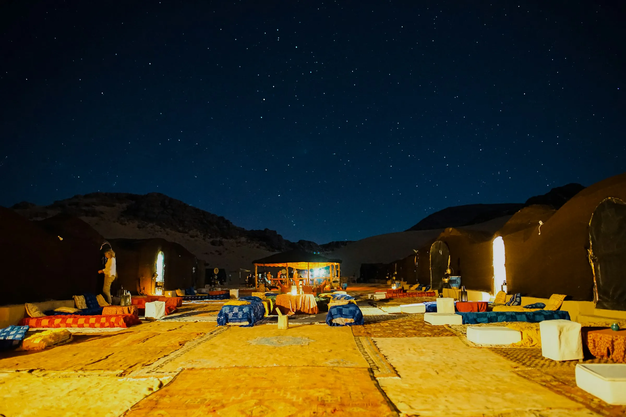 Camas tradicionales bajo un cielo estrellado en el desierto del Sáhara