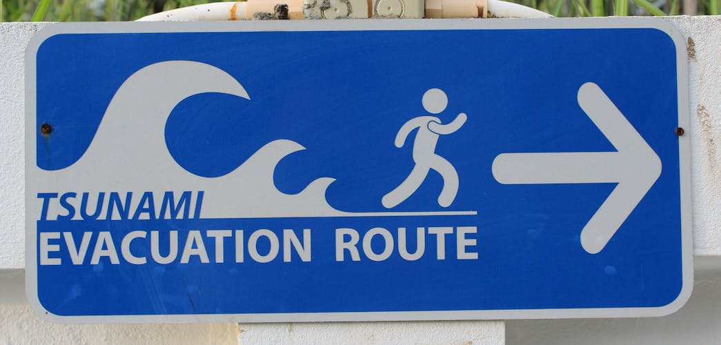 A post sign indicating a tasunami evacuation route