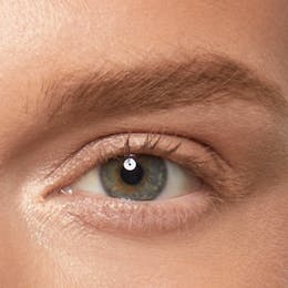 Before applying SWATI Tiger's eye vegan & cruelty free faux mink lashes