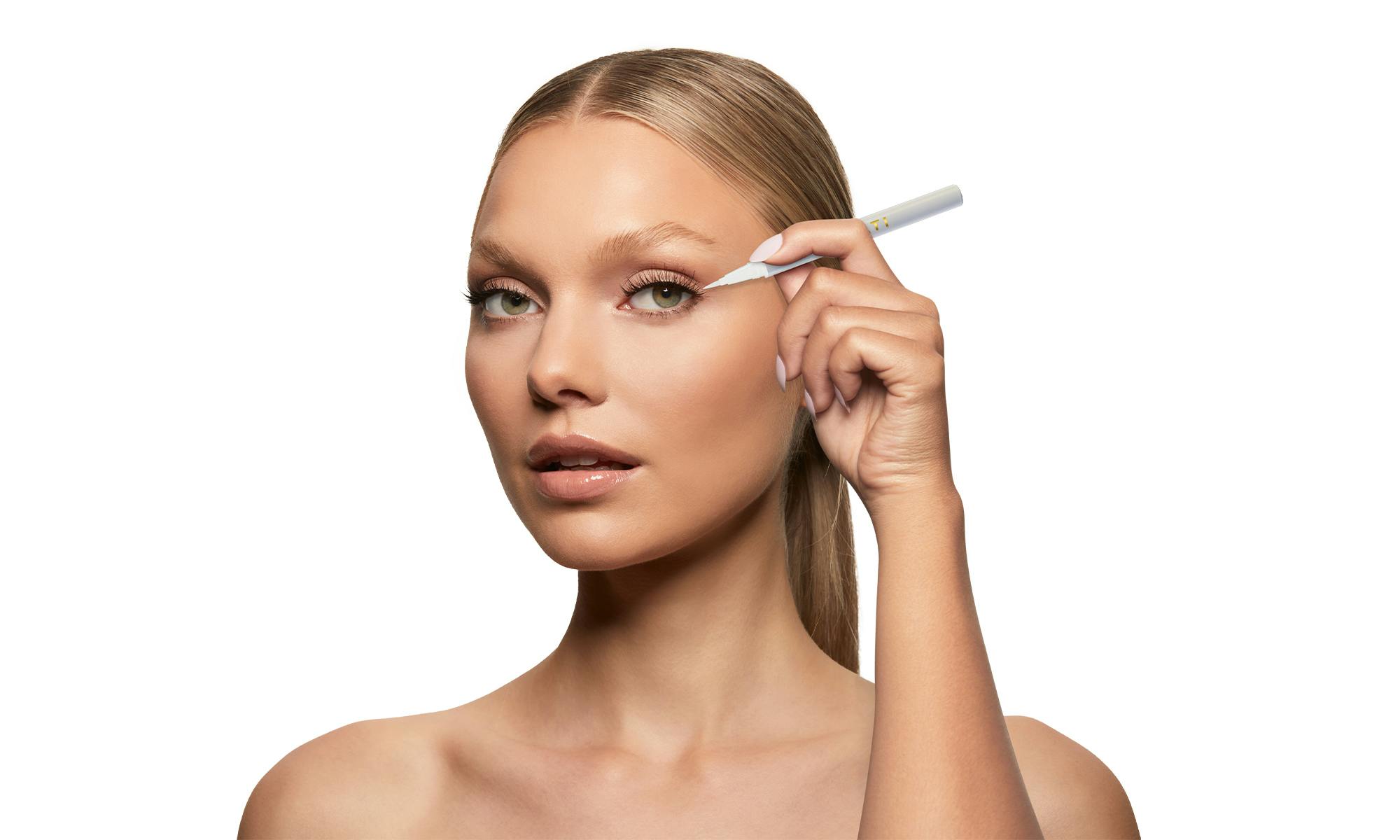 SWATI Quartz - Adhesive eyelash glue on blonde model