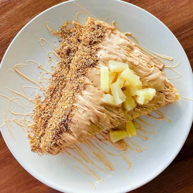 Palačinka sa Kinder čokoladom, lešnikom i ananasom