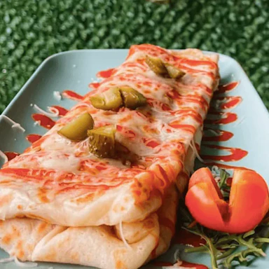 Slana palačinka sa topljenim kačkavaljem, kečapom, kiselim krastavčićima i paradajzom