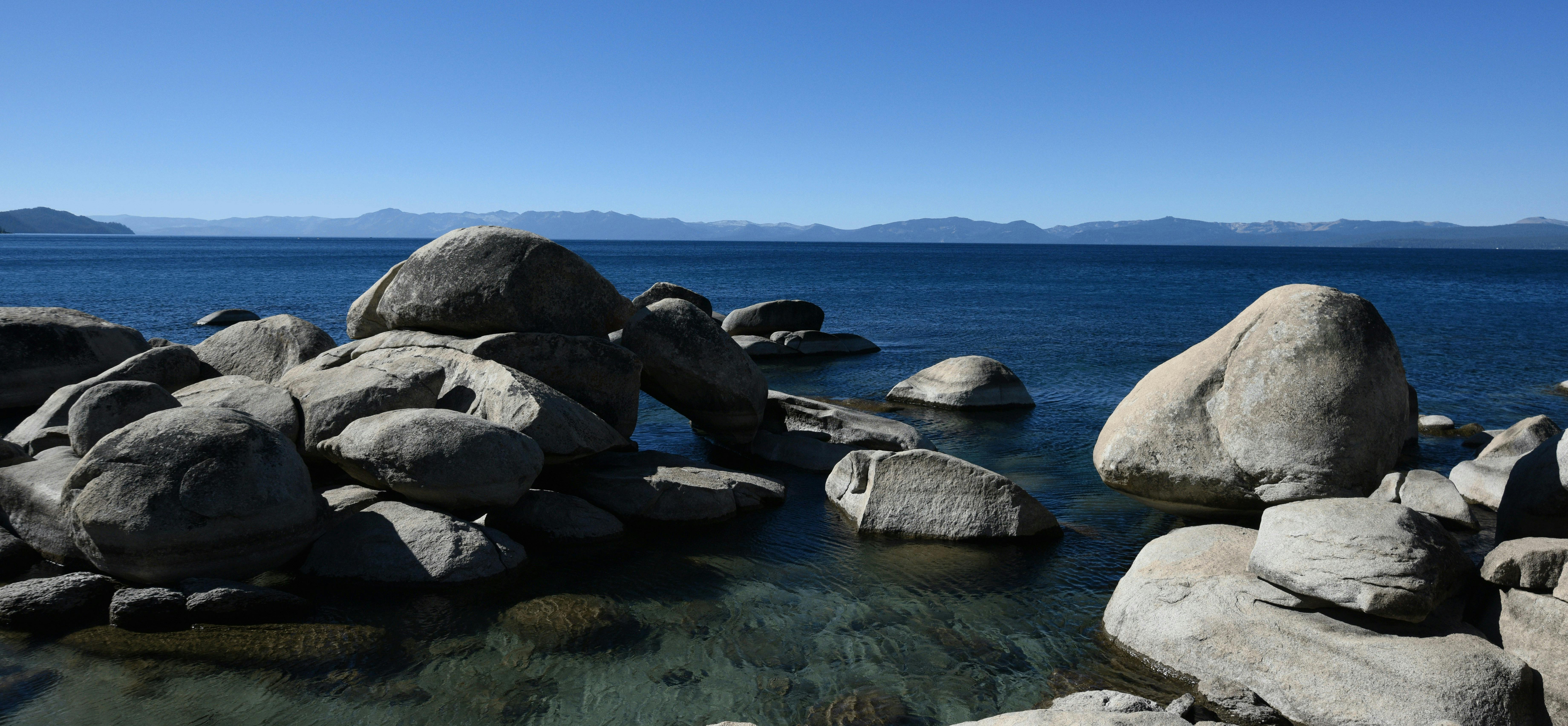Image of rocks on the shores of a beach