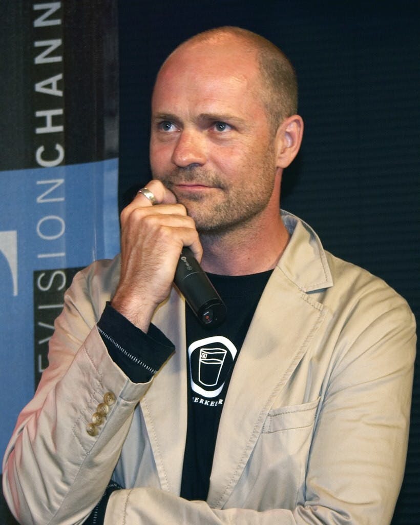 Image of Gord Downie holding a mic. 